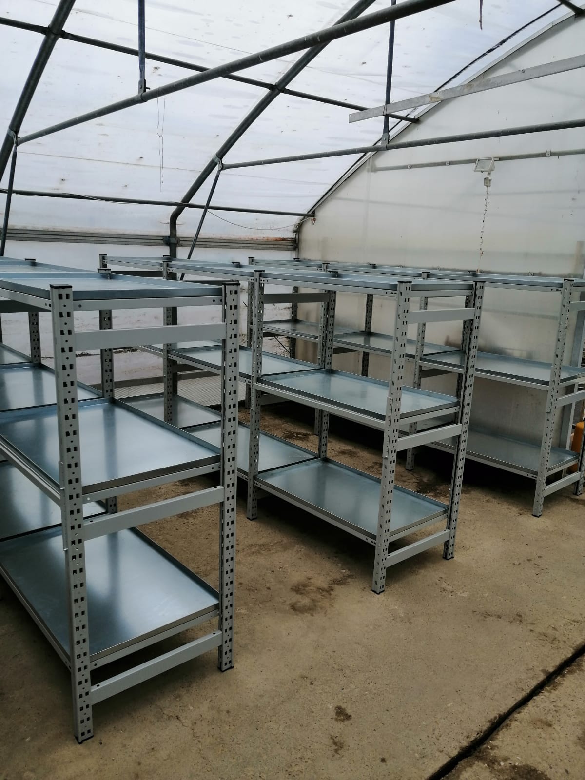 Metalni regal LB6 s vodonepropusnim kadicama 1
