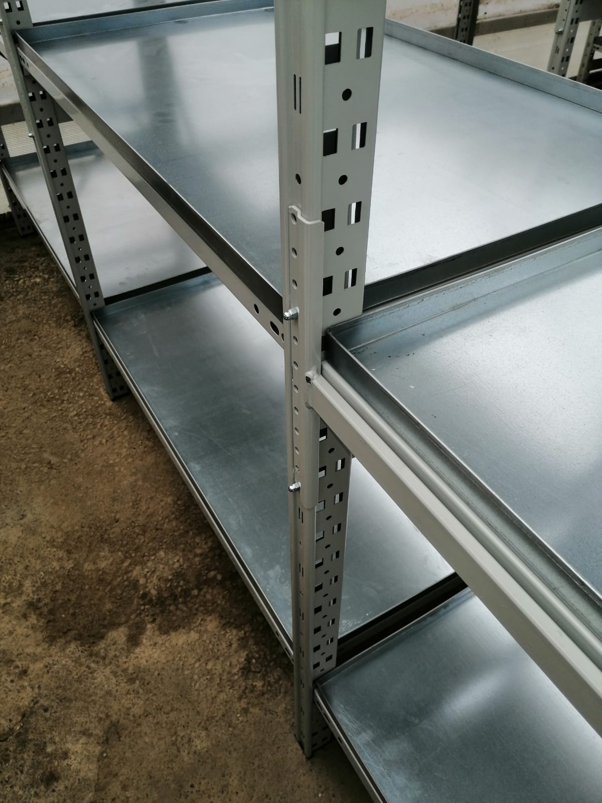 Metalni regal LB6 s vodonepropusnim kadicama 2