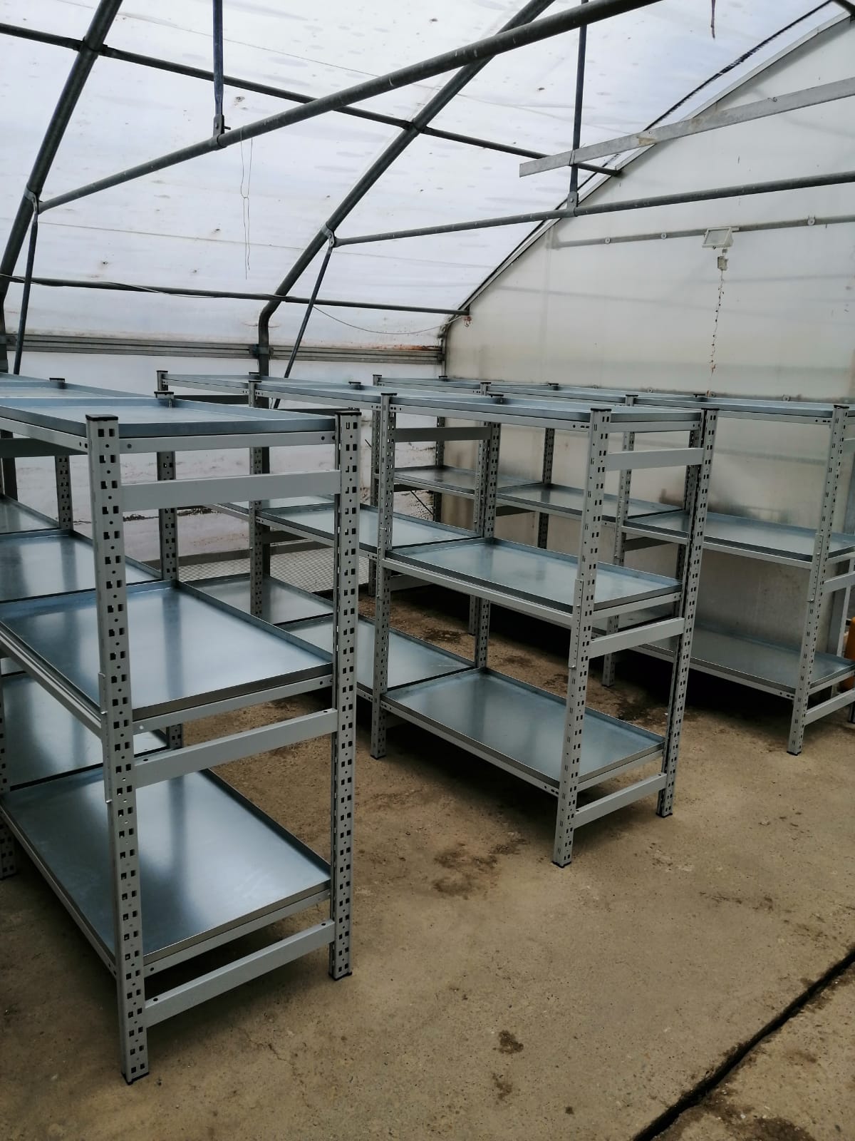 Metalni regal LB6 s vodonepropusnim kadicama 3