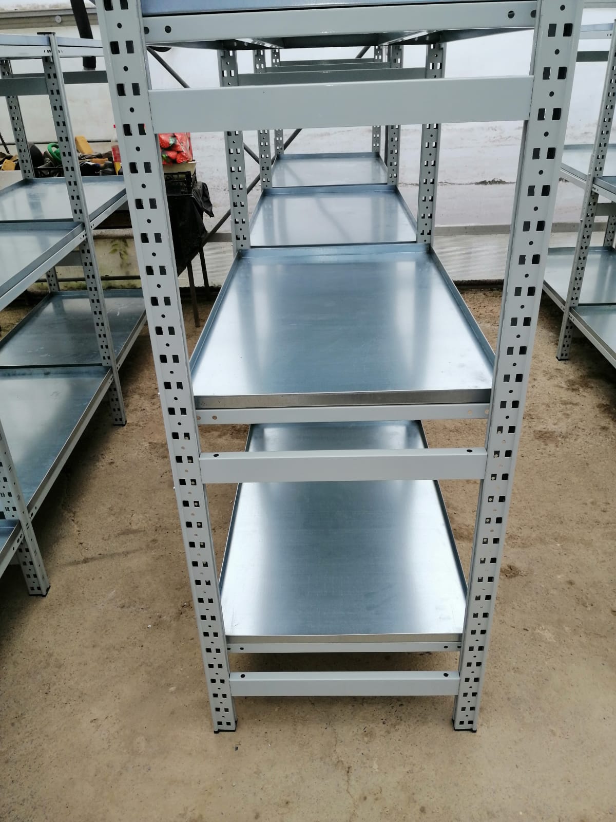 Metalni regal LB6 s vodonepropusnim kadicama 6